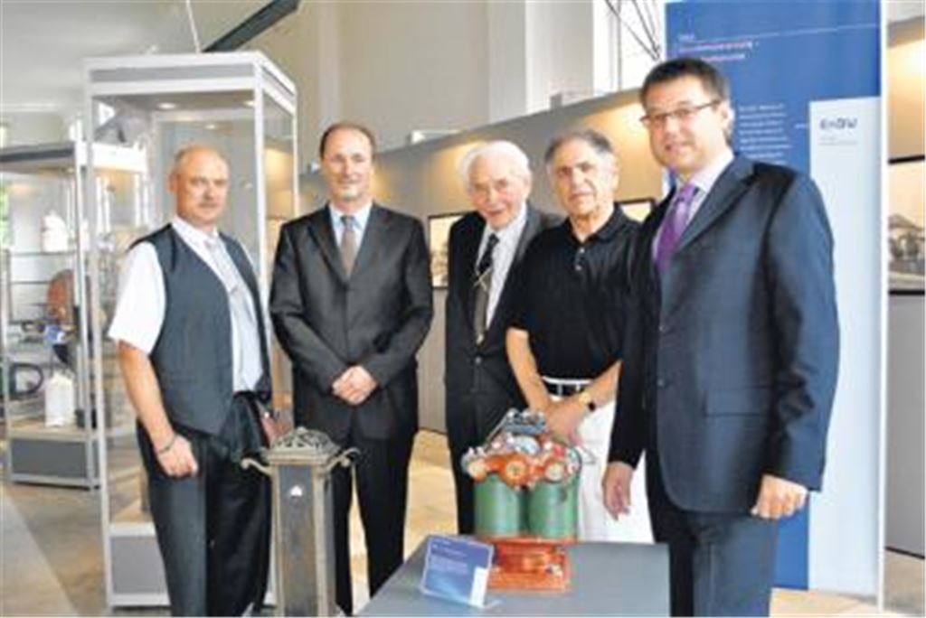 Jubiläum gefeiert (v.li.): Stefan Vogel (EnBW-Leiter Betriebsservice), Bert Flegel (Leiter Kommunen), die ehemaligen Enzberger EVS-Geschäftsstellenleiter Anton Lochmüller und Heinz Kärcher sowie Michael Gutjahr, Leiter des EnBW-Regionalzentrums Nordbaden.Fotos: Stahlfeld