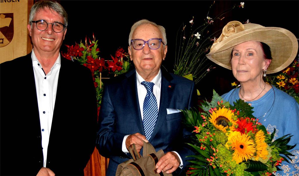 Jubilar Ewald Veigel (li.) und Frau Gertrud mit Bürgermeister Armin Pioch. Foto: Stahlfeld