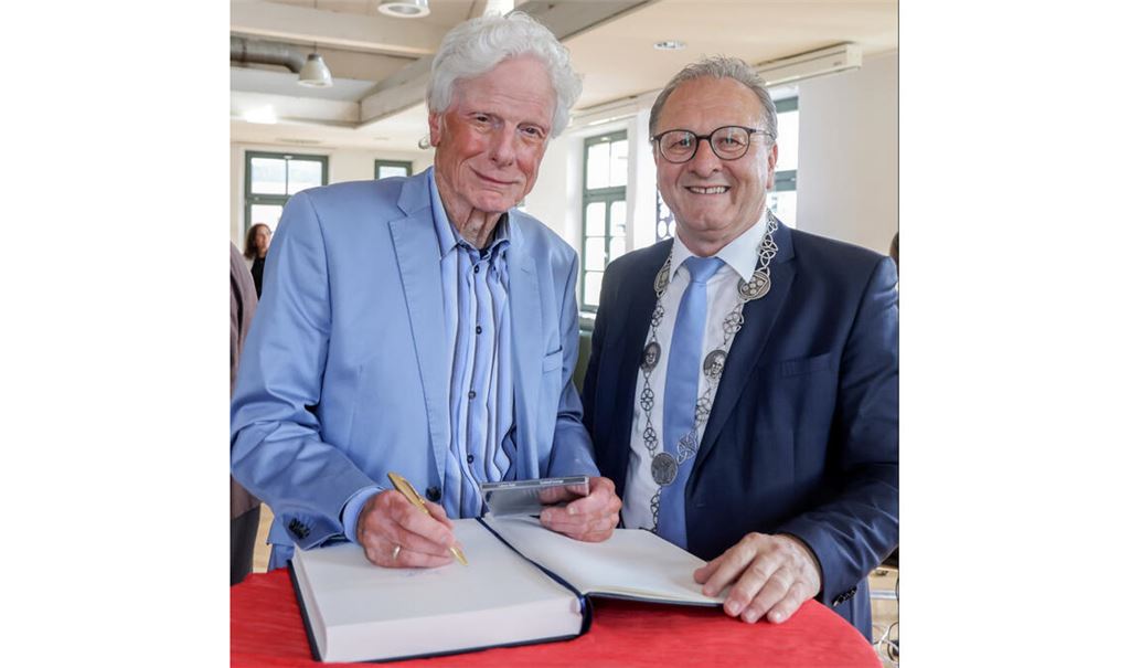 Jubilar Frank Straub (li.) mit Bürgermeister Thomas Nowitzki. Foto: privat