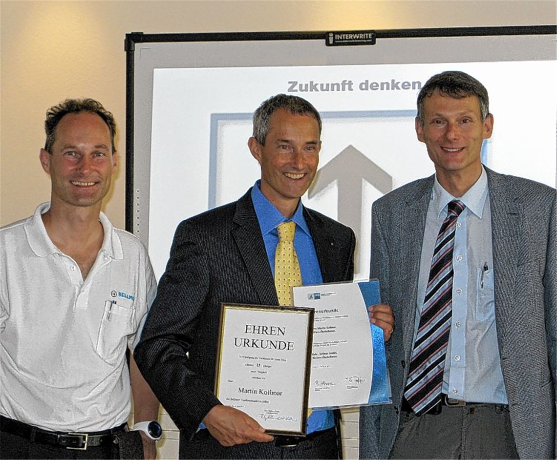Jubilar Martin Kollmar (Mitte) freut sich über die Ehrung durch die geschäftsführenden Gesellschafter Erich Kollmar (li.) und Philipp Kollmar. Foto: privat