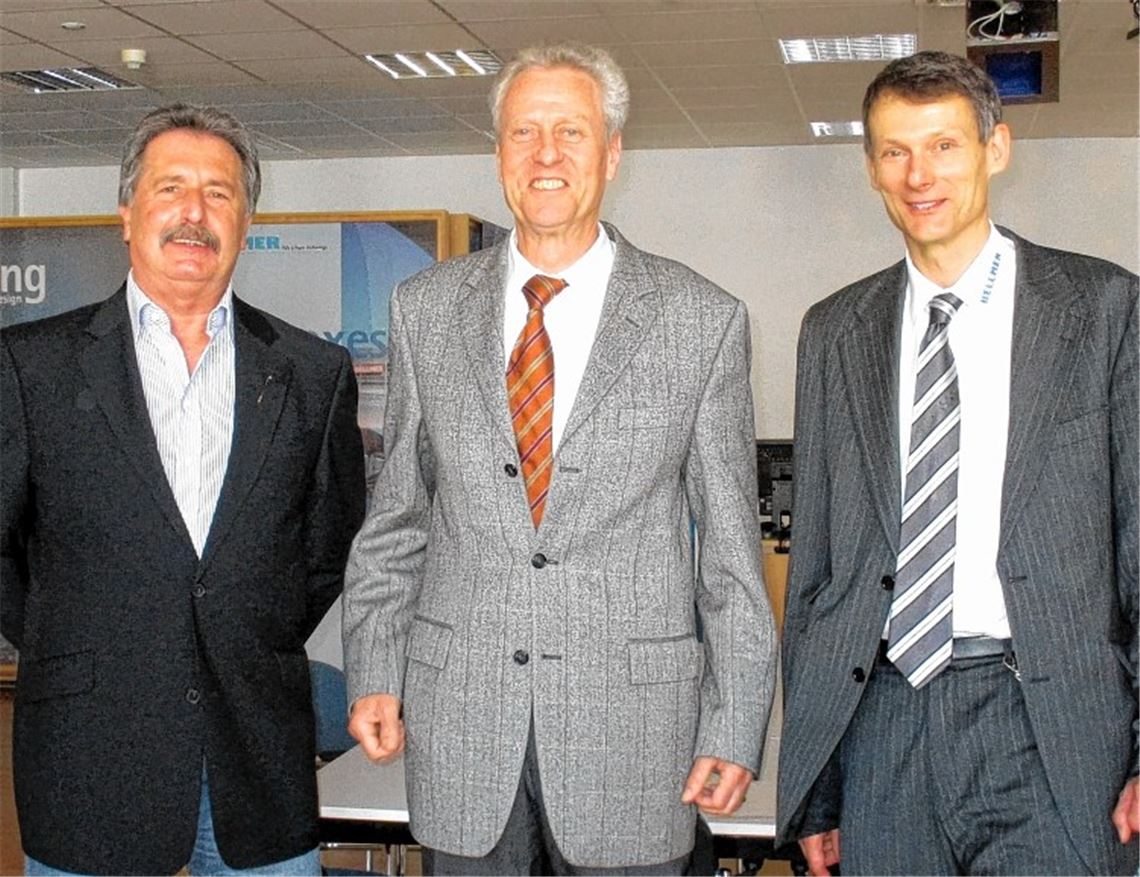 Jubilar Schmidt (li.), Bürgermeister Kurz (Mitte) und Geschäftsführer Kollmar. Foto: privat