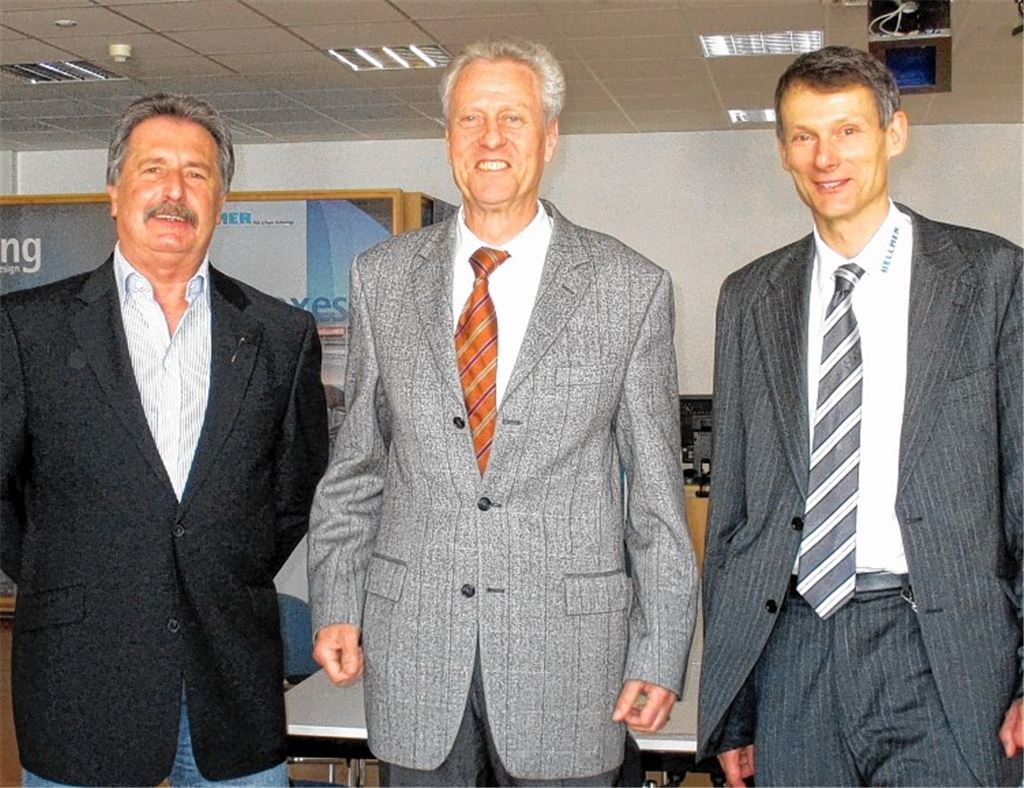 Jubilar Schmidt (li.), Bürgermeister Kurz (Mitte) und Geschäftsführer Kollmar. Foto: privat