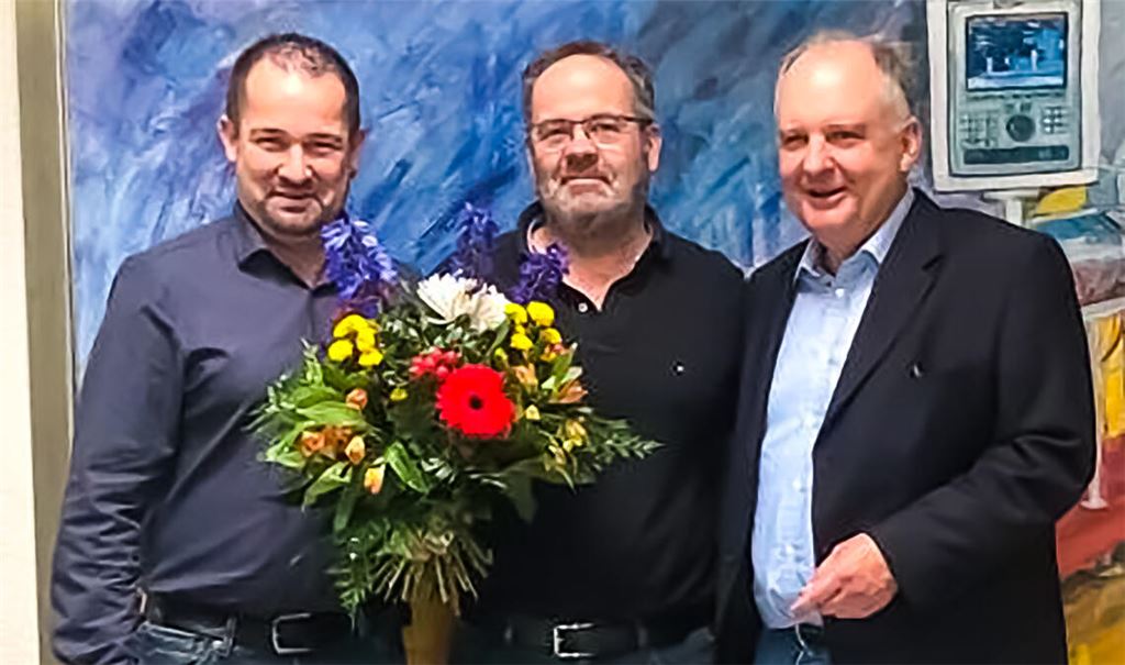 Jubilar Thomas Veiel (Mitte) mit Betriebsleiter Heiko Piechatzek (li.) und Geschäftsführer Christoph Scabell. Foto: privat