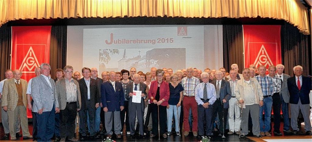 Jubilare der IG Metall: Karl Windpassinger aus Lienzingen (vorne Mitte) hat sich bereits 1945 der Gewerkschaft angeschlossen. Foto: Tilo Keller