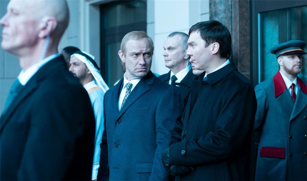 Jude Law und Paul Dano in einer Szene des Films von Olivier Assayas.