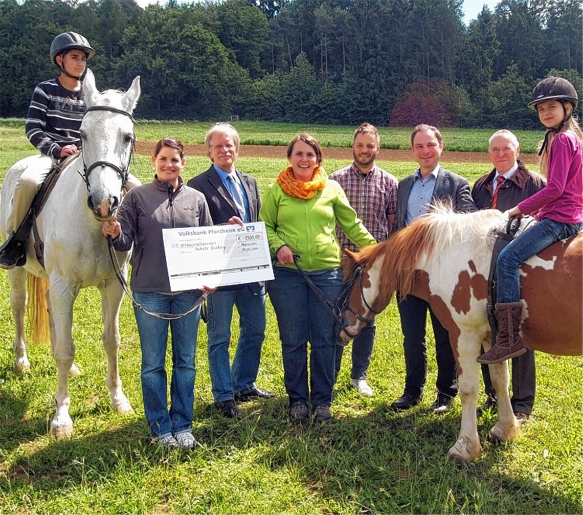 Judith Binder nahm die Spende von Jürgen Meeh (v. li.), Karlheinz Schmid (v. re.) sowie Jochen Sämann entgegen. 