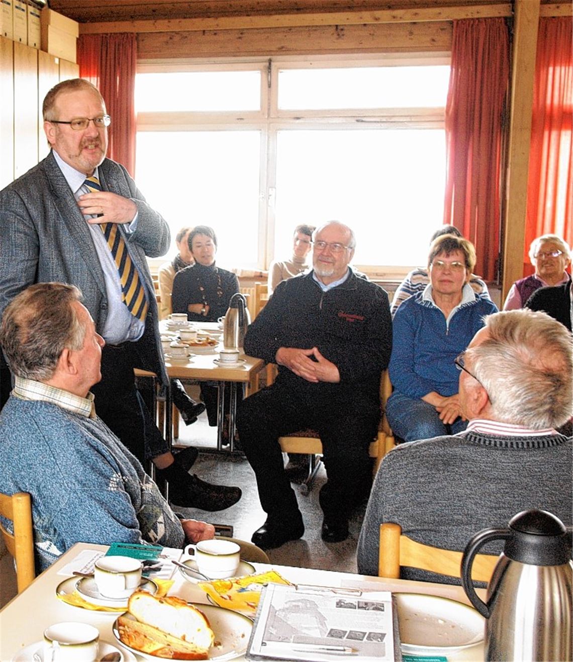 Jügren Kaiser geht im Gemeindehaus dem Wesen der Schwaben auf den Grund. Foto: Appich
