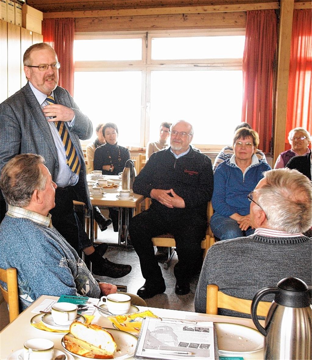 Jügren Kaiser geht im Gemeindehaus dem Wesen der Schwaben auf den Grund. Foto: Appich