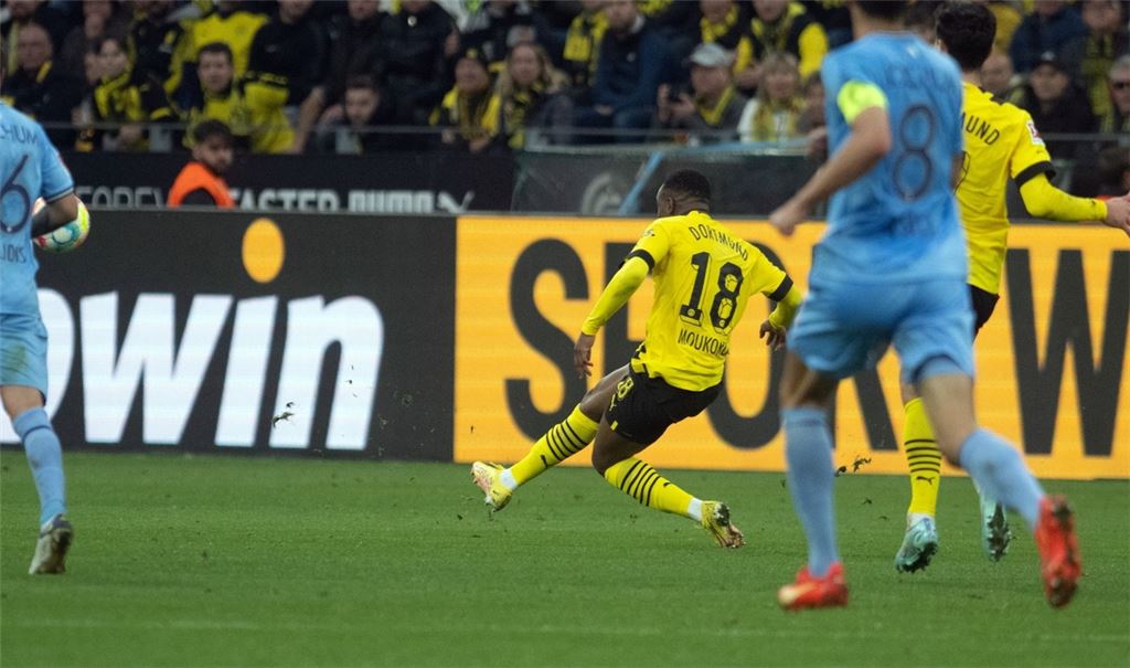 Jüngster Liga-Torschütze mit 10 Treffern Youssoufa Moukoko (M) trifft zweimal für Dortmund.