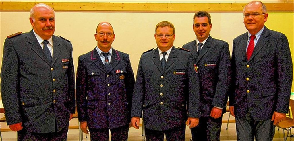 Jürgen Braun (Mitte) wird in seinem Amt als Kommandant bestätigt.