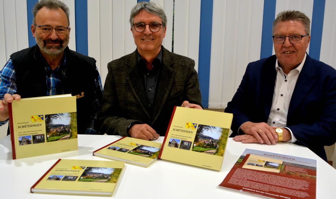 Jürgen Claß (v.li.), Armin Pioch und Bernd Schaßberger machen Lust auf die facettenreiche Schützinger Ortsgeschichte. Foto: Stahlfeld