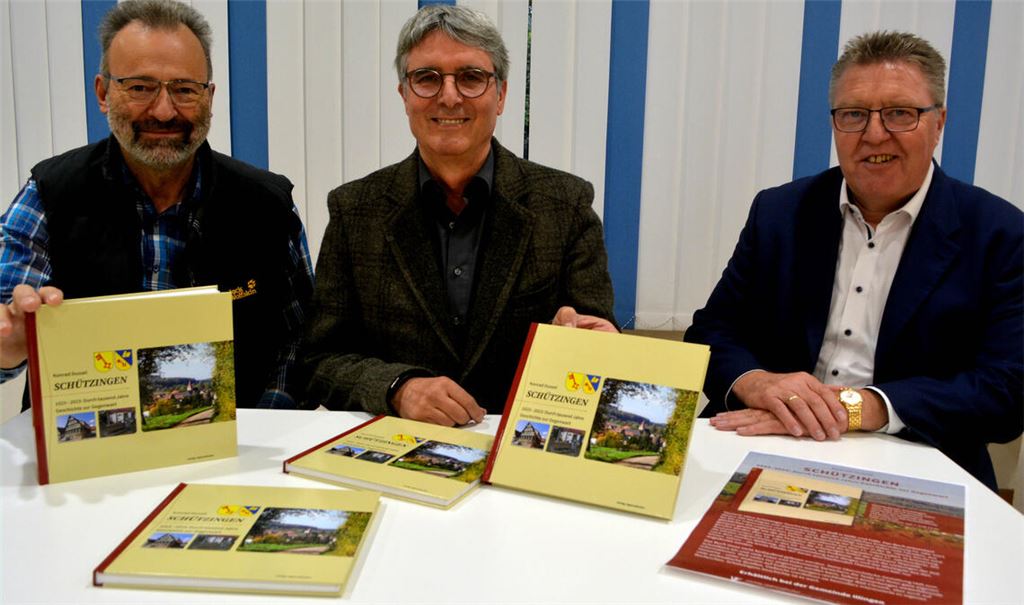 Jürgen Claß (v.li.), Armin Pioch und Bernd Schaßberger machen Lust auf die facettenreiche Schützinger Ortsgeschichte. Foto: Stahlfeld