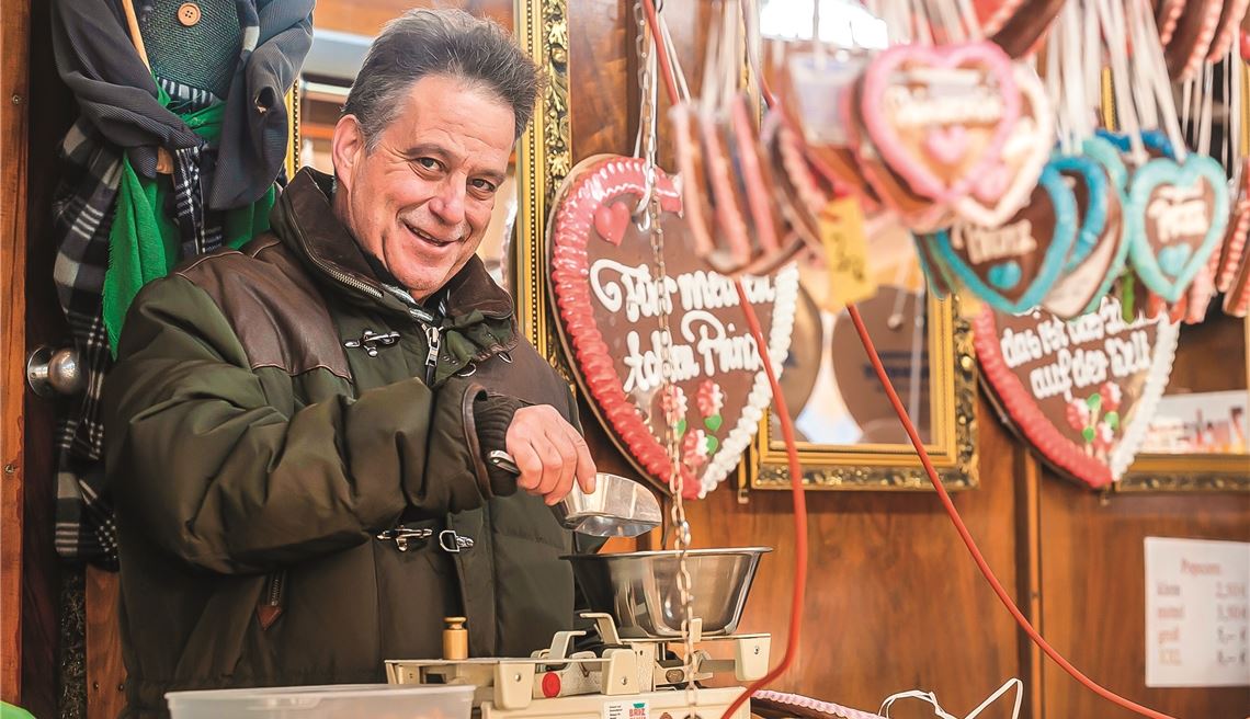 Jürgen Dongus an seinem Süßwarenstand in Mühlacker. Seit 35 Jahren arbeitet der 53-Jährige mit viel Herzblut als Schausteller. Wie es angesichts steigender Corona-Infektionszahlen beruflich weitergeht, kann der Kämpfelbacher kaum einschätzen. Foto: Fotomoment