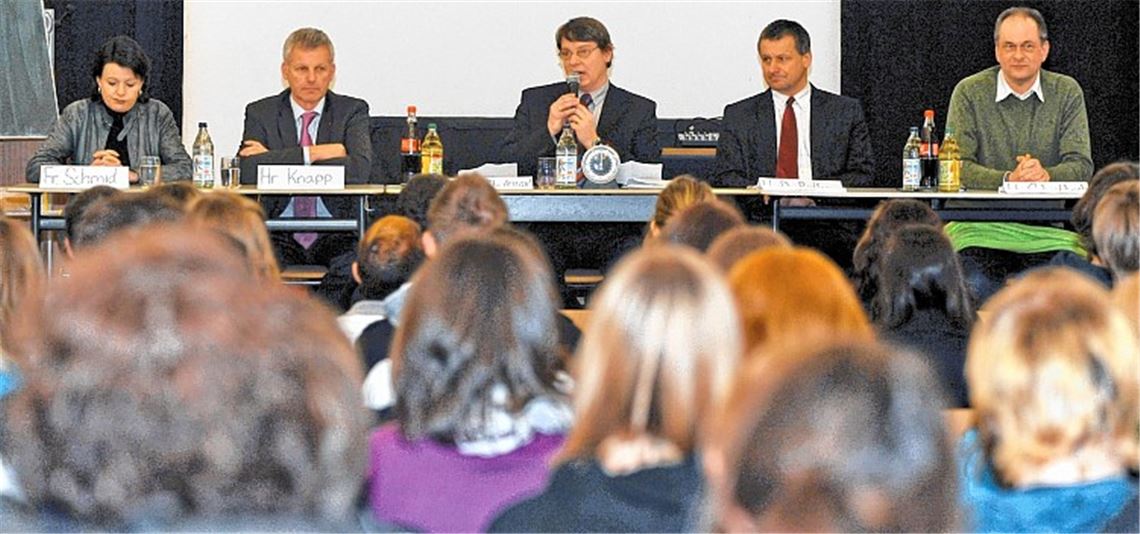 Jürgen Gorenflo (Mitte) organisiert und moderiert vor anstehenden Wahlen Podiumsdiskussionen am Theodor-Heuss-Gymnasium – wie hier vor der Landtagswahl 2011.