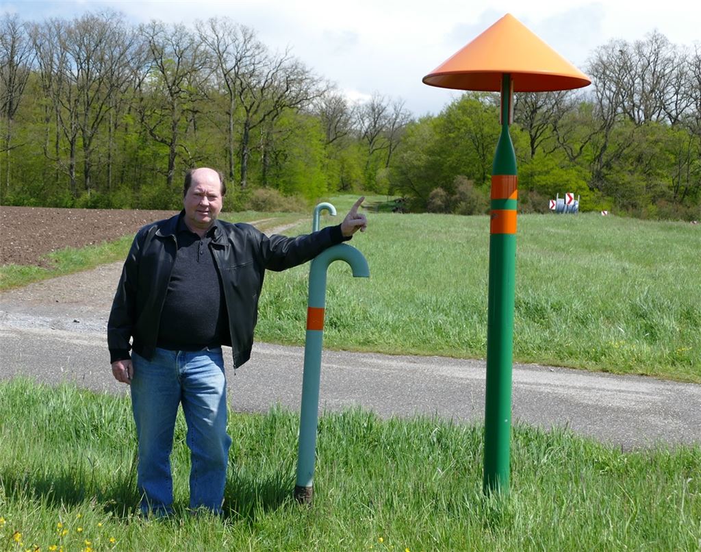 Jürgen Halbich an einem Markierungspfahl auf seiner Wiese zwischen Sportplatz und Naturfreundehaus.Weimper