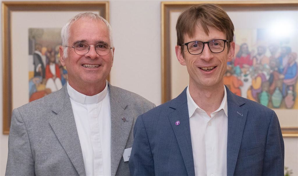 Jürgen Huber (li.) und Markus Epting übernehmen den Vorsitz, bis sich die neue Bezirkssynode konstituiert hat. Foto: Fotomoment