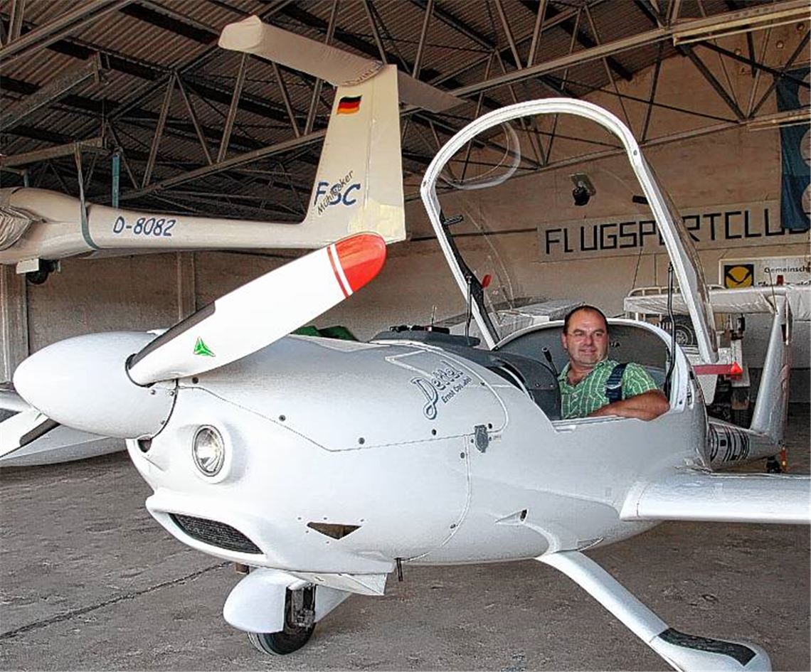 Jürgen Klemm, Vorsitzender des Flugsportclubs Mühlacker und von Beruf Lufthansa-Pilot, geht in seiner Freizeit auch selbst gerne mit einem Motorsegler in die Luft. Archivfoto: Sadler