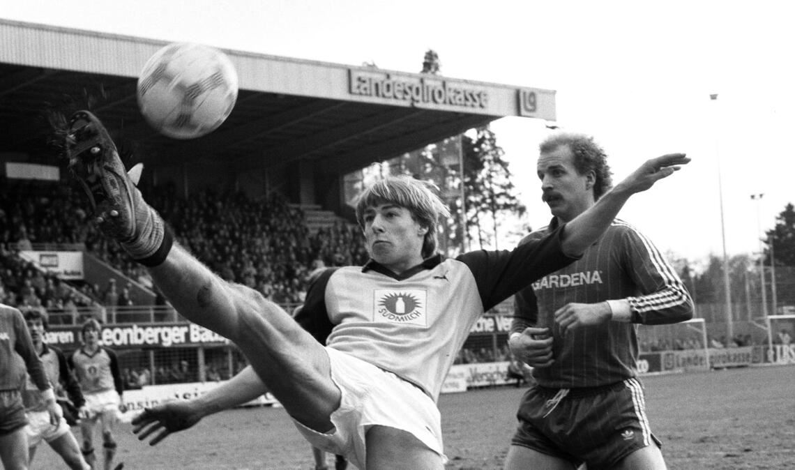 Jürgen Klinsmann stürmte für die Stuttgarter Kicker – hier in einem Zweitligaspiel in der Saison 1983/84 gegen den SSV Ulm 1846.