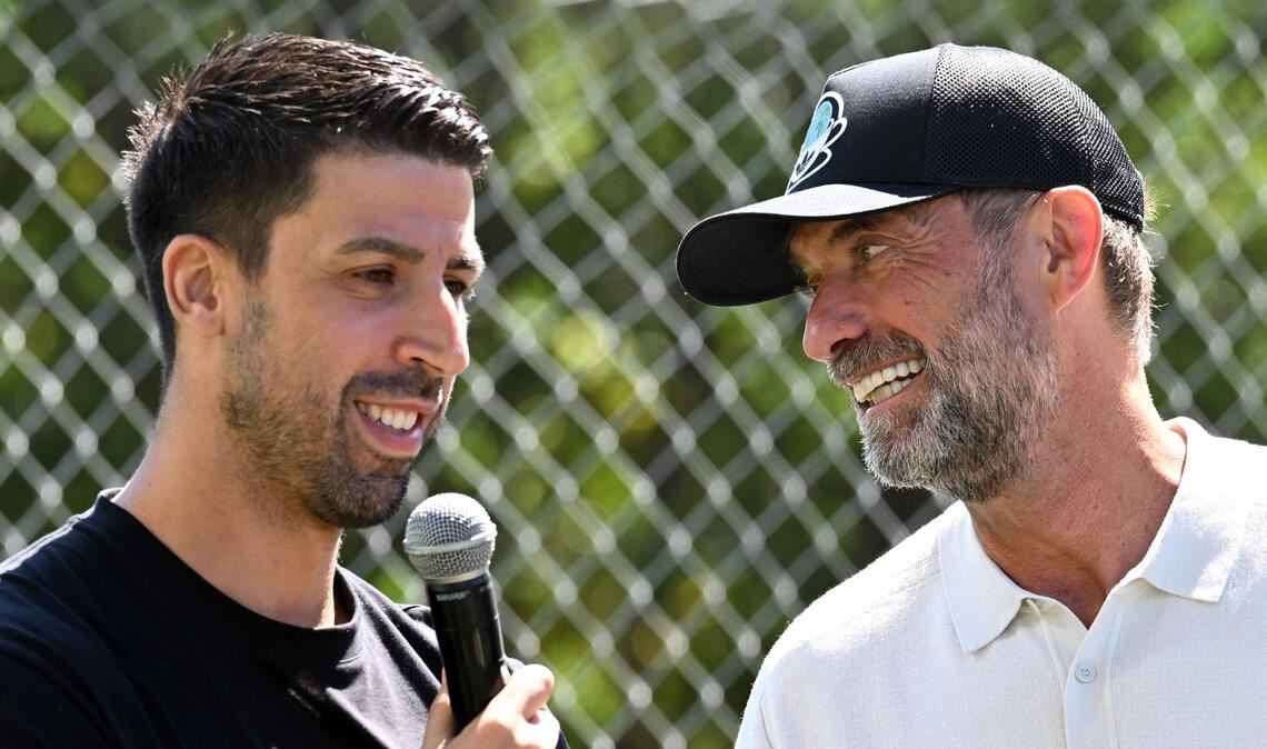 Jürgen Klopp (r.) beim Plausch mit 2014er-Weltmeister Sami Khedira.