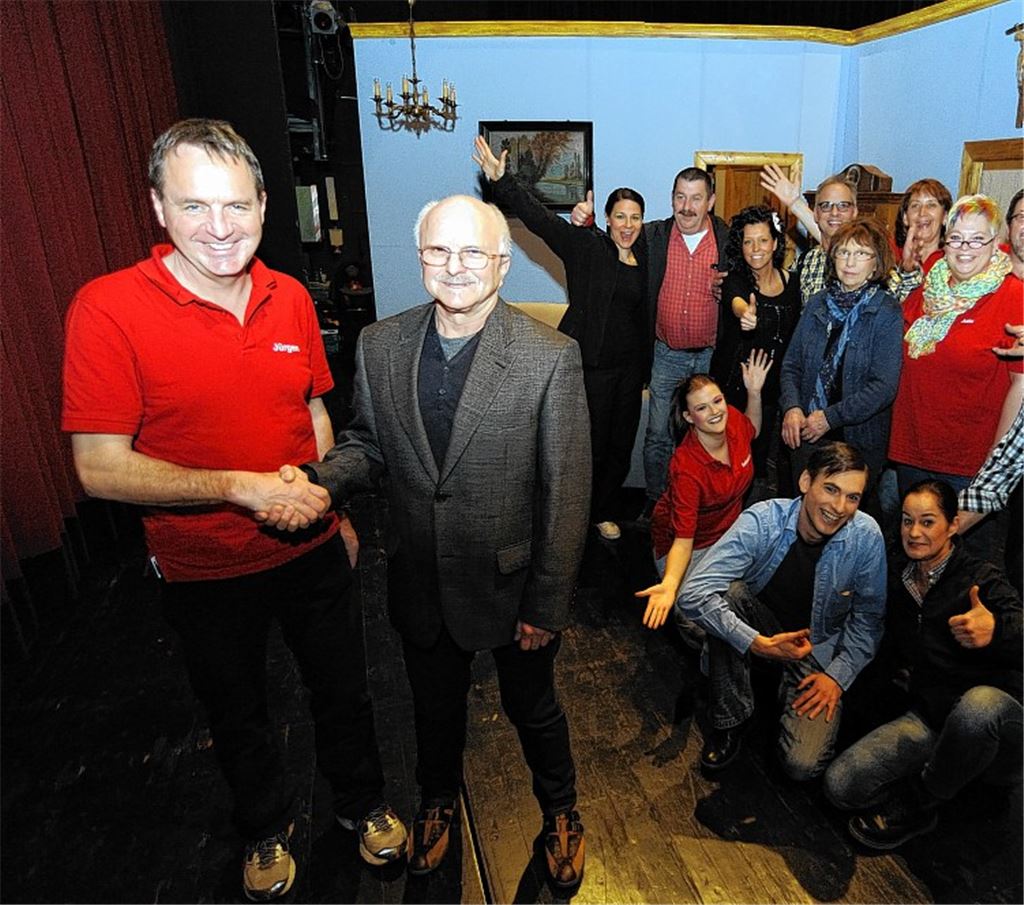 Jürgen Klotz, Regisseur beim Grofe-Theater, und Sportfreunde-Vorstandsmitglied Jürgen Banz (v.li.) planen weitere gemeinsame Theaterabende.