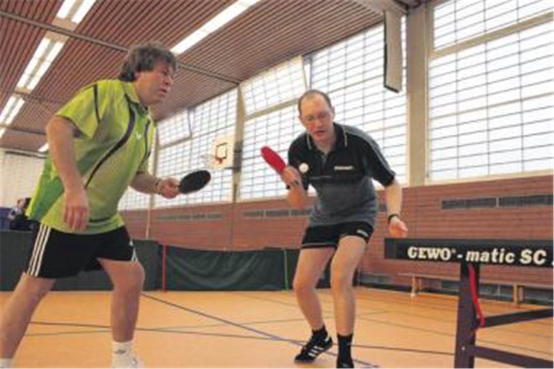 Jürgen Kohl (li.) und Volker Gabert gewinnen das Auftaktdoppel, zum Sieg reicht es dem TV Enzberg am Ende nicht. Foto: Westermann