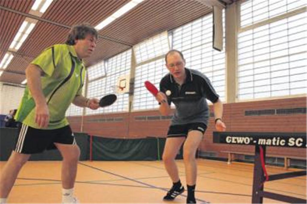 Jürgen Kohl (li.) und Volker Gabert gewinnen das Auftaktdoppel, zum Sieg reicht es dem TV Enzberg am Ende nicht. Foto: Westermann
