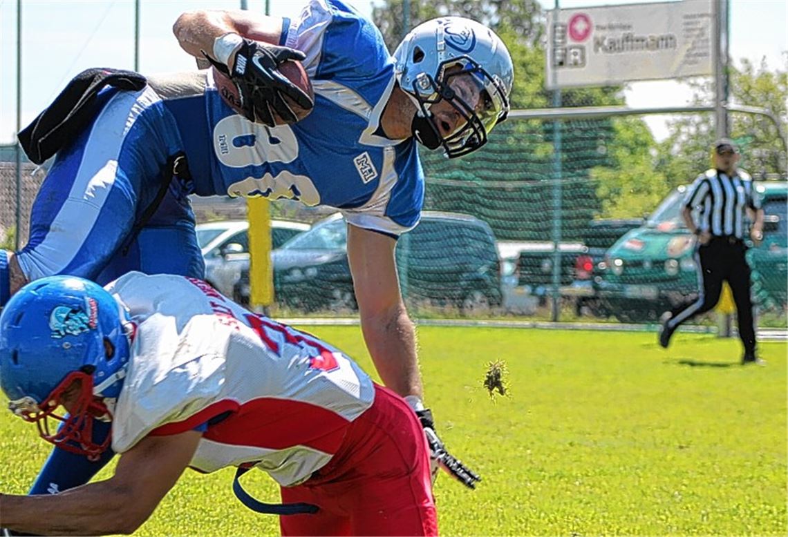 Jürgen Kolodziej trägt den Ball zum Touchdown, der den 28:0-Halbzeitstand bringt. Foto: privat