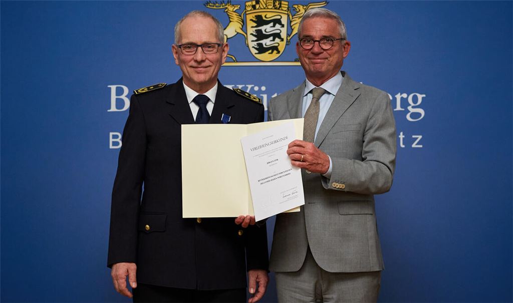 Jürgen Link und Minister Thomas Strobl. Foto: Innenministerium Baden-Württemberg/Steffen Schmid