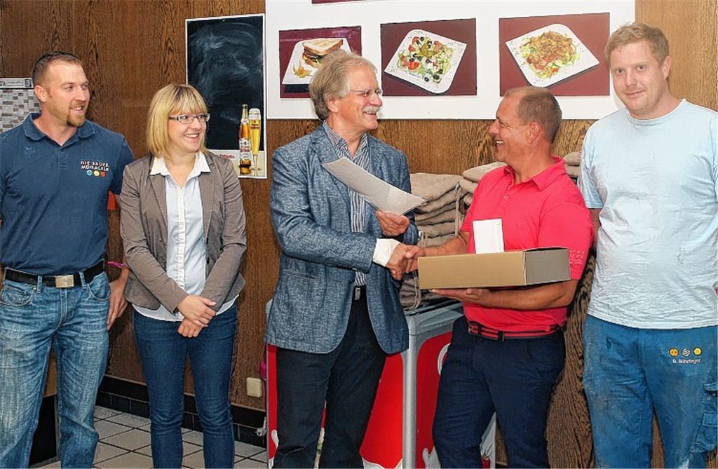 Jürgen Meeh (3.v.li.) ehrt Udo Gaißert. Mit auf dem Bild sind (v.li.) Bäder-Betriebsleiter Andreas Pfisterer, die stellvertretende Betriebsratsvorsitzende Lisa Strauß und der Vorsitzende Boris Böhringer (re.).Foto: Kollros
