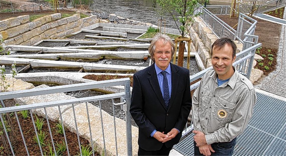 Jürgen Meeh (li.), Geschäftsführer der Stadtwerke Mühlacker, sieht wie der Angler Michael Kiontke in der neuen Fischtreppe am Wasserkraftwerk einen Gewinn für die Gewässerökologie. Am Flusskraftwerk in Lomersheim sind ebenfalls Verbesserungen für die Enzbewohner geplant. Die Bauarbeiten, die mit 700000 Euro veranschlagt sind, sollen dort voraussichtlich Ende Mai beginnen. 