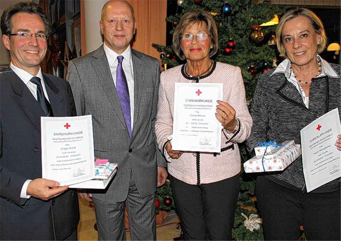 Jürgen Misztl (v.li.), erhält von DRK-Kreisgeschäftsführer Werner Hänlein ebenso eine Urkunde für langjährige Mitarbeit wie auch Carola Brüwer und Ingrid Weingärtner.