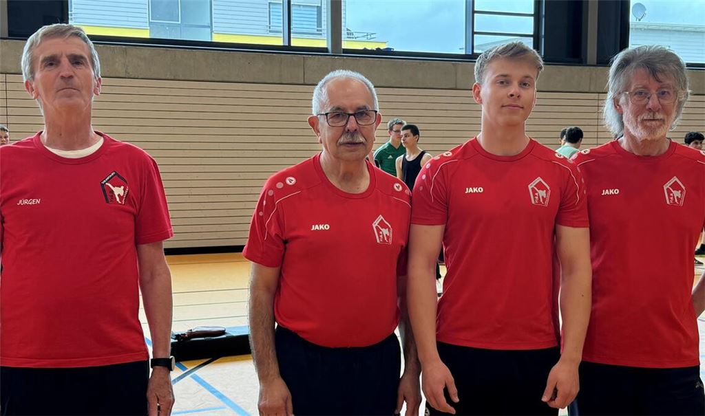 Jürgen Reinhardt, Luis Escolano, Florian Behrendt und Walter Ruppert zeigen den Schülern, wie man durch Taekwondo Selbstvertrauen gewinnen kann. Fotos: Klassen