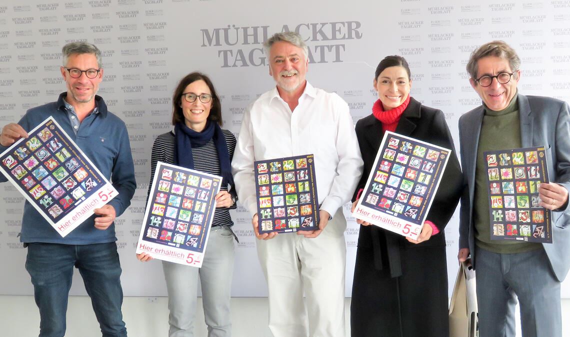 Jürgen Schmidt (Mitte) vom TV Mühlacker präsentiert stolz den Adventskalender mit der Nummer 1. Traditionell überreicht der Lions Club Mühlacker, hier vertreten durch Präsidentin Christiane Sämann-Welschenbach (2.v.re.), Isabelle Ziegler und den künftigen Präsidenten Christian Häußermann (li.), dieses besondere Exemplar immer an einen Vertreter der Organisation, der der Verkaufserlös zufließt. Dieses Mal wird die integrative Volleyballgruppe profitieren, die Schmidt initiiert hat. Die Nummer 2 prangt auf dem Exemplar, das Hans-Ulrich Wetzel als Geschäftsführer der Elser Gruppe als Dank für die jahrelange erfolgreiche Zusammenarbeit der Lions mit Elser Druck bekommen hat. Foto: Becker