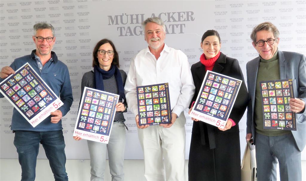 Jürgen Schmidt (Mitte) vom TV Mühlacker präsentiert stolz den Adventskalender mit der Nummer 1. Traditionell überreicht der Lions Club Mühlacker, hier vertreten durch Präsidentin Christiane Sämann-Welschenbach (2.v.re.), Isabelle Ziegler und den künftigen Präsidenten Christian Häußermann (li.), dieses besondere Exemplar immer an einen Vertreter der Organisation, der der Verkaufserlös zufließt. Dieses Mal wird die integrative Volleyballgruppe profitieren, die Schmidt initiiert hat. Die Nummer 2 prangt auf dem Exemplar, das Hans-Ulrich Wetzel als Geschäftsführer der Elser Gruppe als Dank für die jahrelange erfolgreiche Zusammenarbeit der Lions mit Elser Druck bekommen hat. Foto: Becker