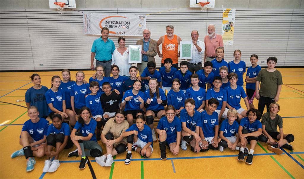 Jürgen Schmidt (oben, 3. v.re.) und seine Gratulanten.