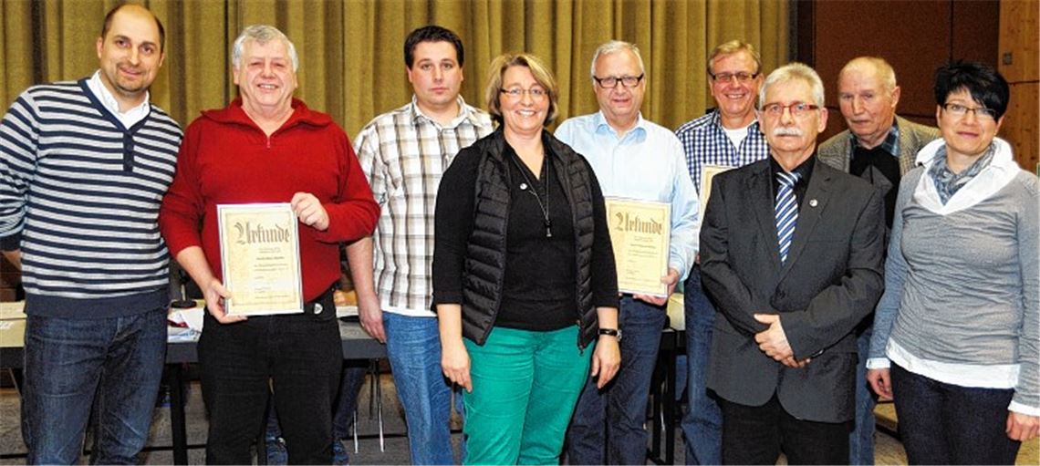 Jürgen Weiss ehrt Uwe Haufler, Tobias Kärcher, Simone Müller, Reiner Müller, Jürgen Bauer, Norbert Thieme, Franz Fischer und Heike Rempp (v. li.) für ihre langjährige Mitgliedschaft. Foto: Fotomoment