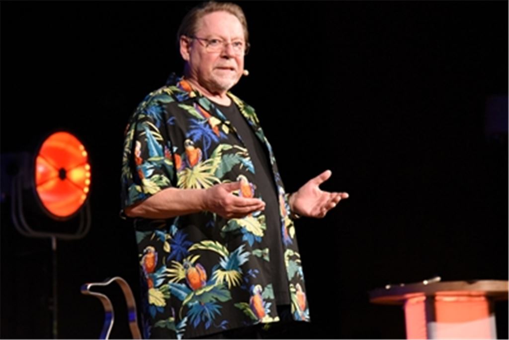Jürgen von der Lippe philosophiert wie üblich im Hawaii-Hemd. Foto: Bott