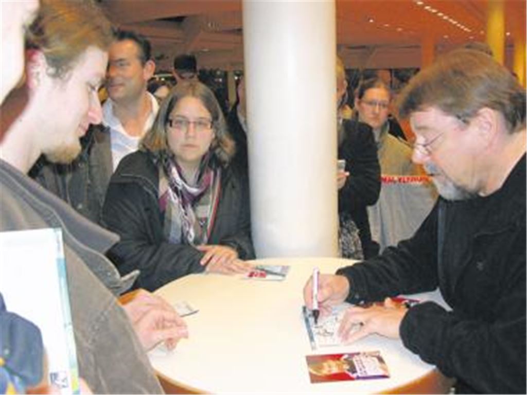 Jürgen von der Lippe schreibt im Foyer Autogramme. Foto: Ochs