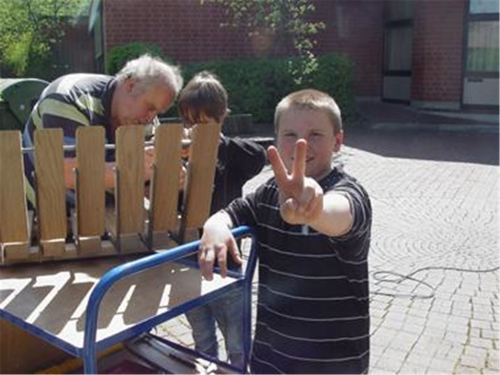 Jugendbegleiter Wolfgang Link mit Jugendlichen der Uhlandschule.  Foto: privat