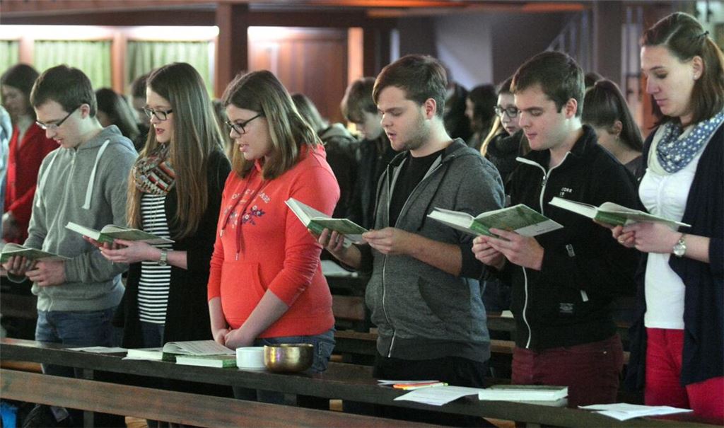 Jugendgottesdienst: Wo Religion als Ressource allmählich verschwindet, entsteht möglicherweise eine Lücke. „Familien sind einsamer, haben ein weniger stabiles soziales Netzwerk, und Routinen im Alltag fallen weg“,