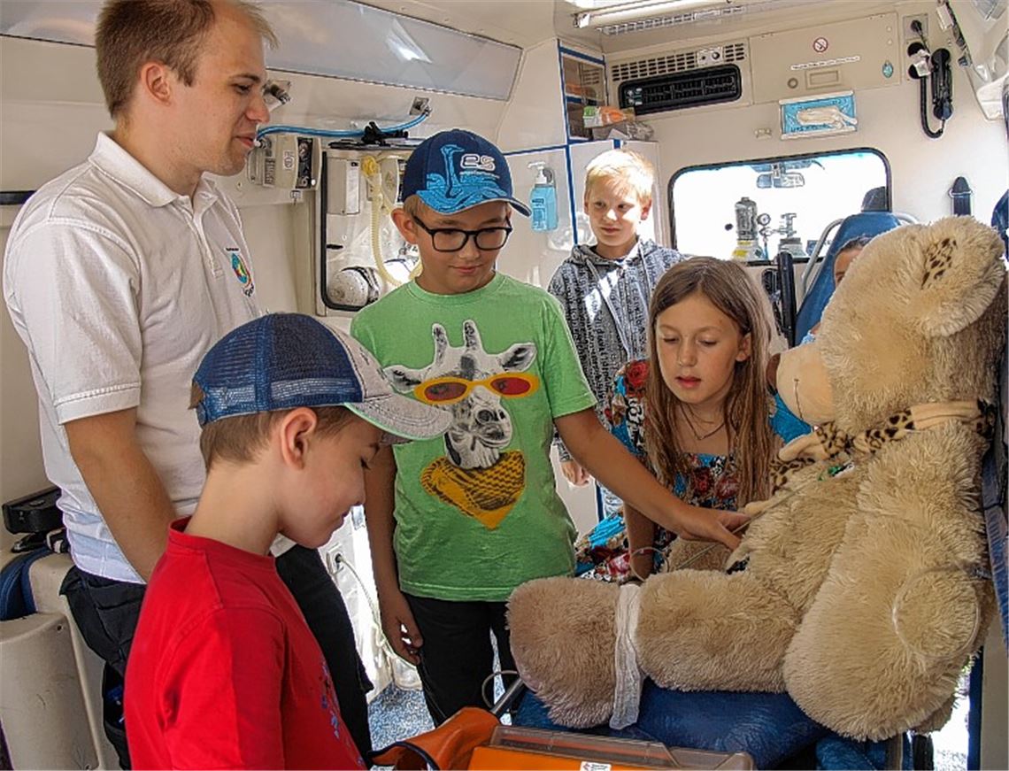 Teddybär wird anschaulich verarztet