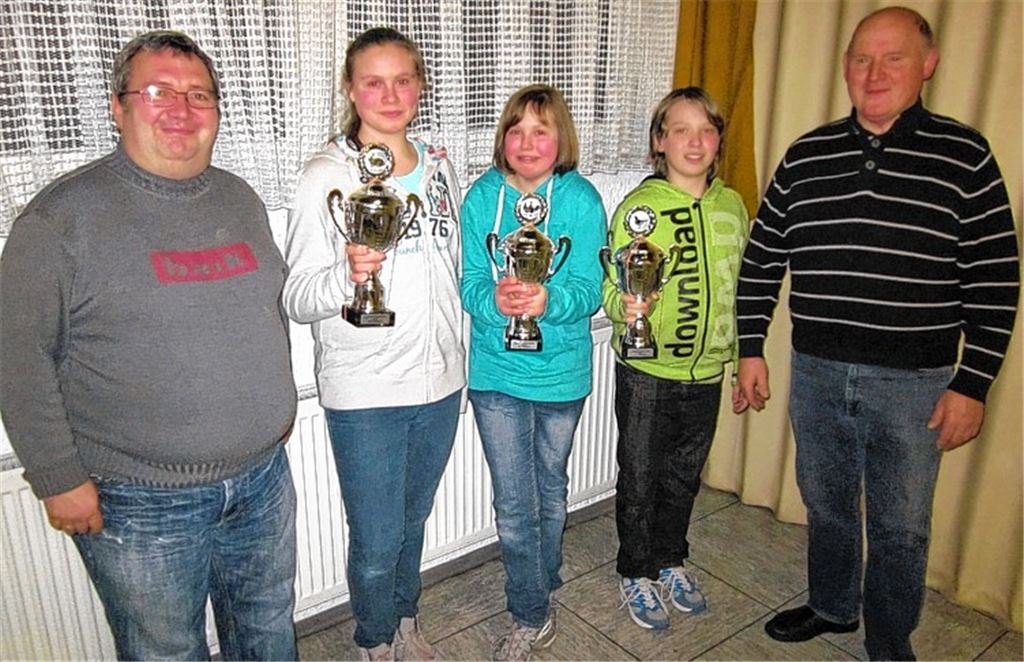 Jugendleiter Frank Spath (li.) und Vorsitzender Herbert Albrecht (re.) zeichnen die Jugendvereinsmeister Anna-Lena Hein (2.v.li.), Leonie Hein und Kai Daubenthaler (2.v.re.) aus. Foto: p