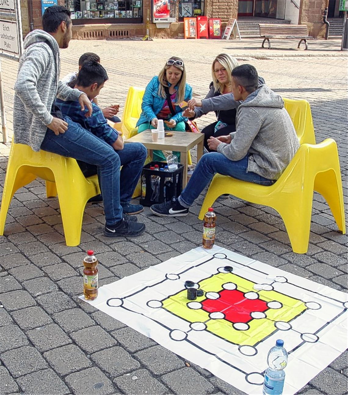 Jugendliche besuchen die Anlaufstelle, die Nathalie Pavan und Vera Müller (2. und 3. v. re.) gestern beim Kino in der Mühlacker Innenstadt eingerichtet haben. Foto: Sadler