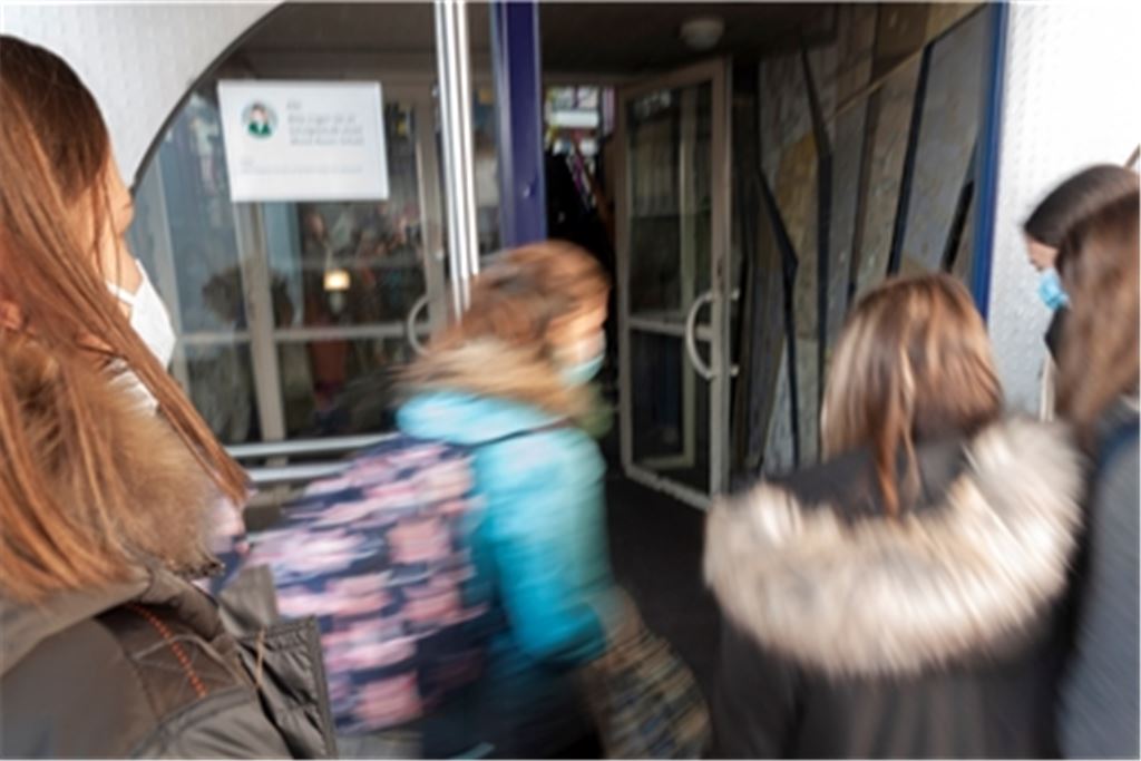 Jugendliche betreten am ersten Schultag nach den Ferien die Mörike-Realschule in Mühlacker. In dieser Woche werden sie jeden Tag auf das Corona-Virus getestet. Foto: Fotomoment