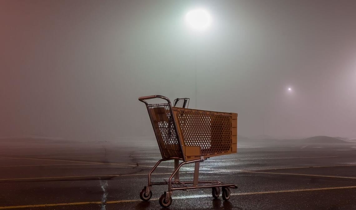Jugendliche bewarfen einen Mann mit einem Einkaufswagen (Symbolfoto).