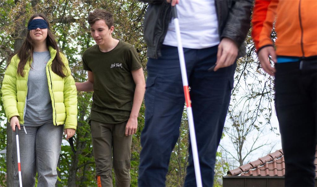 Jugendliche der Heckengäu-Gemeinschaftsschule Wiernsheim versetzen sich in die Situation von Menschen, die nicht sehen können und lassen sich von Mitschülern helfen. Der Lerneffekt ist groß. Foto: Fotomoment