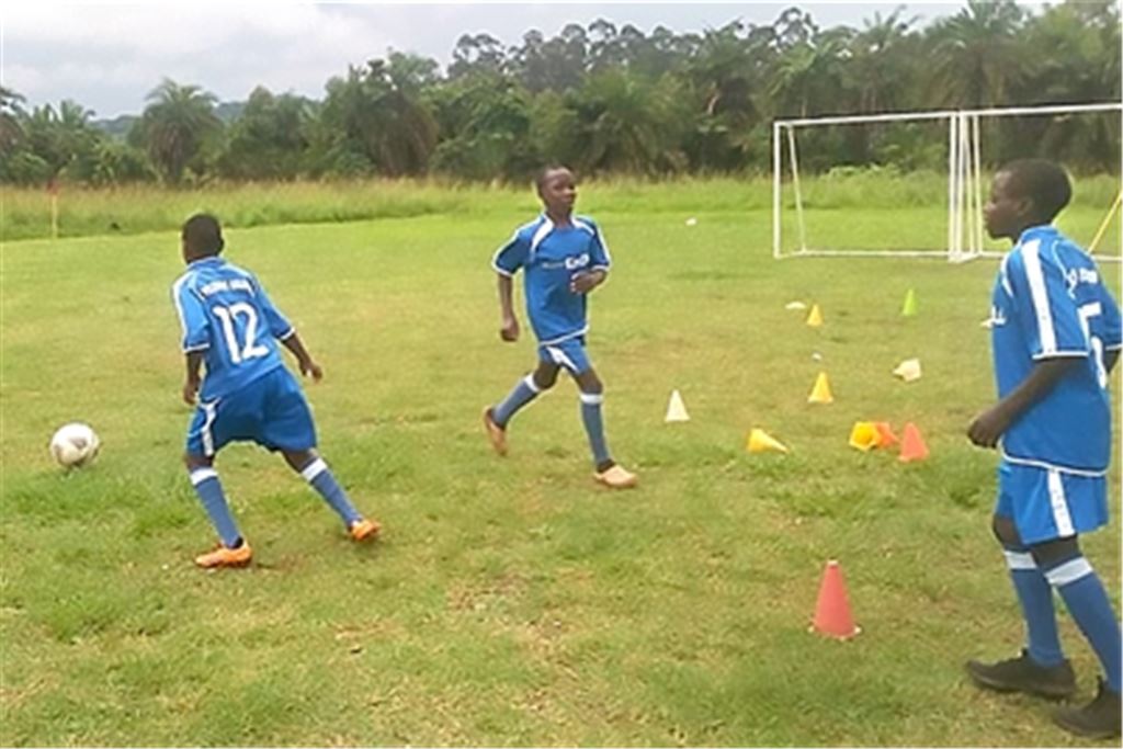 Jugendliche des Kyadondo Eagles FC spielen mit ausgemusterten Trikots des FC Viktoria Enzberg. Der A-Ligist schickt regelmäßig Kleidung, Schuhe und Bälle an den Verein im ostafrikanischen Uganda.Fotos: privat, Archiv