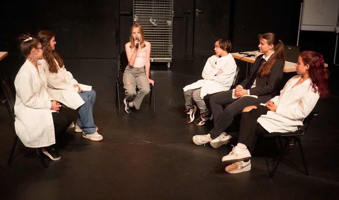 Traumbild vom Homunkulus ad acta gelegt Jugendliche erobern die Theaterbühne. Foto: Theater/Swantje Willems