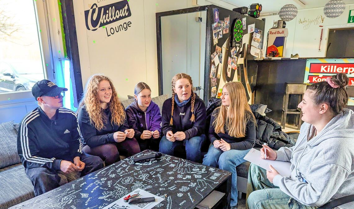 Jugendliche in Ötisheim freuen sich: Das „Little Aize“ hat wieder offen. Neue Leiterin ist Laura Baral (re.). Foto: privat