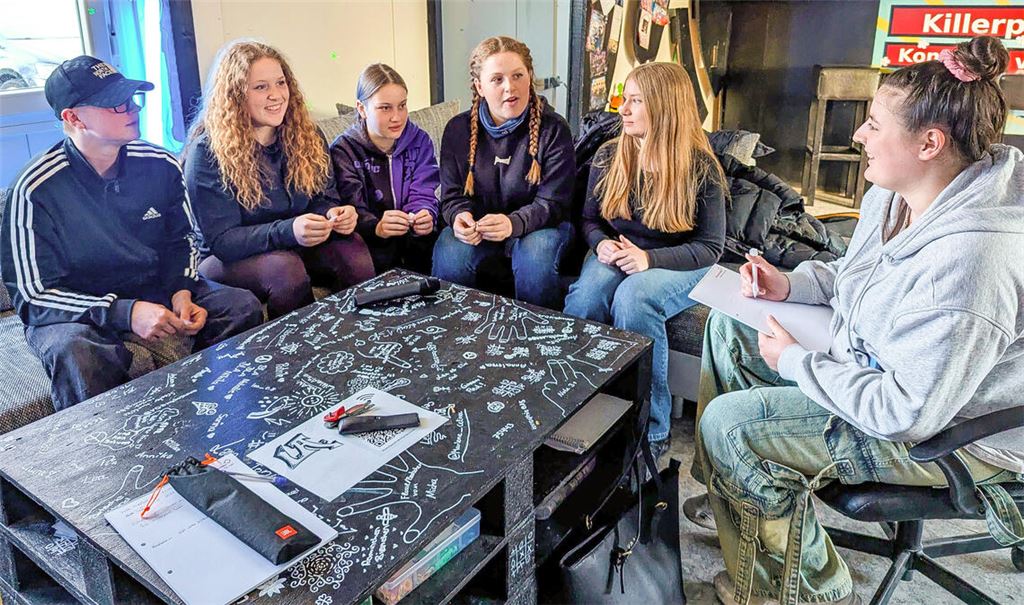 Jugendliche in Ötisheim freuen sich: Das „Little Aize“ hat wieder offen. Neue Leiterin ist Laura Baral (re.). Foto: privat